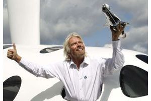 Objectif Lune pour Richard Branson, tenant une maquette de Virgin Galactic.