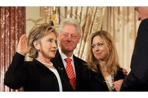  Historique. Le 2 février dernier, Hillary prête serment devant le vice-président Joe Biden, sous les regards fiers et émus de Bill et de leur fille, Chelsea.