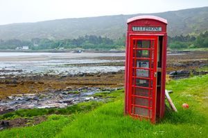 Autrefois omniprésents dans le paysage britannique (ici sur l'île de Rùm, en Écosse), les célèbres téléphones publics rouges ne sont plus qu'environ 21.000 dans tout le pays, plus de 96% de la population britannique disposant d'un téléphone portable. 