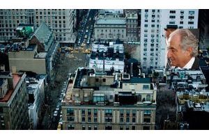  La résidence principale des Madoff (fenêtre allumée au premier plan) se situe au dernier étage de cet immeuble. Penthouse en duplex, il est estimé à 10 millions de dollars. En médaillon : Bernard Madoff