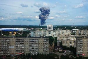 Un nuage de fumée s'échappe de l'usine Kristall à Dzerzhinsk (Russie).