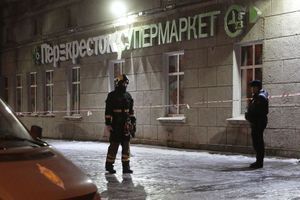 Un pompier à l'extérieur du supermarché de Saint-Pétersbourg où une explosion a fait plusieurs blessés. 