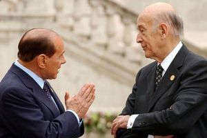 Silvio Berlusconi et Valéry Giscard d'Estaing à Rome en octobre 2004.