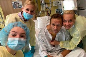 Alexei Navalny est sorti du coma, ici entouré de sa femme et leurs enfants.