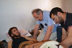 Le docteur Ghazi Aswad, de retour en Syrie, est ici au chevet d'une victime de la guerre civile syrienne, à Yabroud.