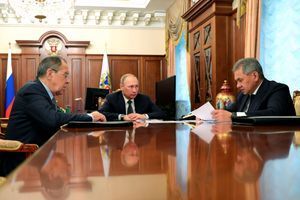 Le président russe Vladimir Poutine entouré des ministres des Affaires étrangères Sergueï Lavrov et de la Défense Sergueï Choïgou.