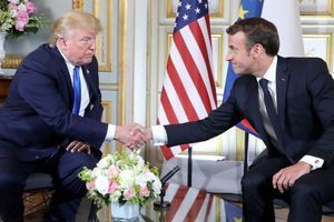 Emmanuel Macron et Donald Trump à la préfecture de Caen, pour les célébrations du Débarquement, le 6 juin 2019. 