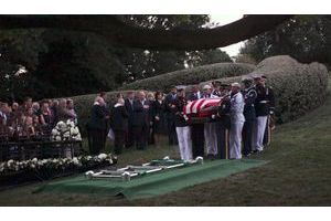  Le sénateur Edward Kennedy a été inhumé samedi 29 août dans le cimetière national d’Arlington, près de Washington, aux côtés de ses frères John et Robert. C’est ici que sont enterrées les figures héroïques de l’histoire américaine.