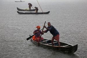 Un couple de pêcheurs sous la pluie à Kochi, en Inde.