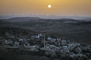 La colonie israélienne de Naale, au nord-ouest de Ramallah, en Cisjordanie, le 17 juin dernier. A l'horizon, les immeubles de Tel Aviv, en Israël.