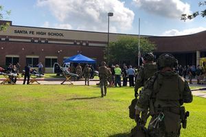 La police devant le lycée de Santa Fe, où un lycéen a ouvert le feu faisant au moins huit morts. 