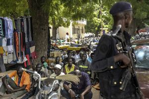 Le 16 septembre 2016, un policier patrouille à Maroua, la capitale du Nord du Cameroun pendant la prière du vendredi