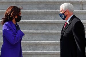 Transition pacifique : Kamala Harris a escorté Mike Pence sur les marches du Capitole