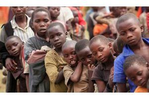  Des enfants réfugiés faisant la queue dans le camp de transit de Kisoro, en Ouganda, en juillet dernier.
