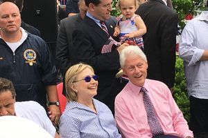 L'une des rares sourires d'Hillary Clinton, aux côtés de son mari Bill Clinton