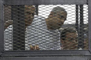 Peter Greste, Mohamed Fahmy et Baher Mohamed à la cour ce lundi.