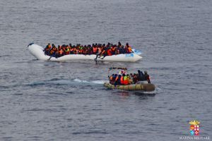 Une embarcation de migrants sauvée par la marine italienne, en février 2016.