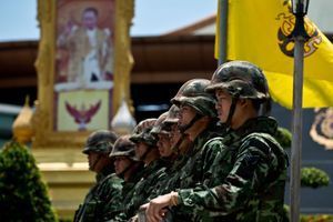 Des soldats en rang devant un portrait de l'ancien roi de Thaïlande, le 21 mai 2014. (Photo d'illustration)