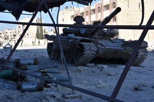 Un char de l'armée syrienne sillonne dans les quartiers est d'Alep.