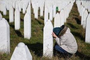 Une femme prie au mémorial des victimes de Srebrenica à Potocari, en novembre 2017.