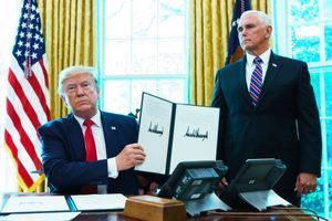Donald Trump et Mike Pence dans le bureau ovale, lundi, après la signature d'un décret sanctionnant le régime iranien.