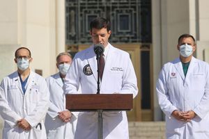Le médecin de la Maison-Blanche, Sean P. Conley, lundi, devant l'hôpital Walter-Reed
