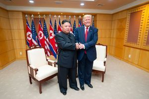 Kim Jong-un et Donald Trump lors d'une rencontre dans la zone démilitarisée entre les deux Corées, le dimanche 30 juin 2019.