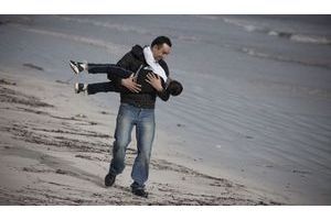  23 décembre 2011. Slah avec son fils Ali, sur la plage de Zarzis. C’est de là qu’il avait embarqué pour Lampedusa, le 17 mars. 