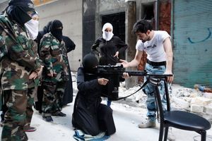 Une femme s'entraîne au tir avec des rebelles du quartier Salaheddine, à Alep.