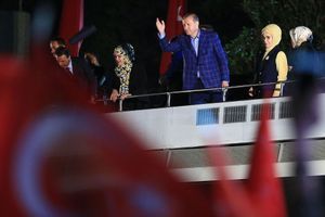 Le président Erdogan salue ses soutiens à Istanbul après sa victoire dans le référendum.