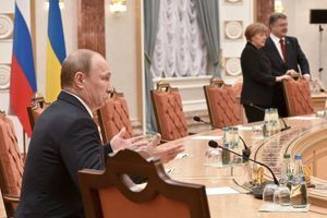 Vladimir Poutine à Minsk, mercredi. Derrière, le président ukrainien Petro Porochenko et la chancelière allemande Angela Merkel.