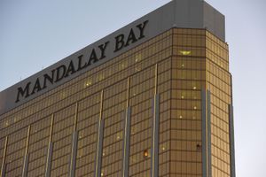 Fenêtre détruite par les tirs de Stephen Paddock au Mandalay Bay à Las Vegas