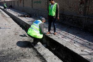 Des officiels afghans sur le lieu d'un attentat à Kaboul, en mars 2018 (image d'illustration).