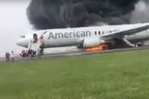 Un avion en flammes sur le tarmac de l'aéroport de Chicago