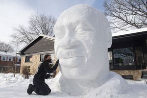 Un buste géant de George Floyd façonné dans la neige à Québec