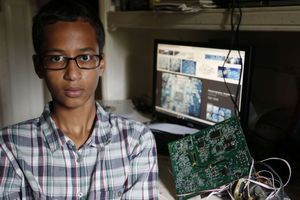 Ahmed, 14 ans, étudiant musulman, interpellé à son lycée pour avoir apporté une horloge. 