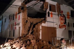 Un bâtiment détruit par le séisme au Pérou. 