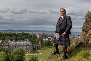 Le nouveau député nationaliste domine le château de la Reine, à Edimbourg. Et porte son premier kilt, celui du clan Ross.