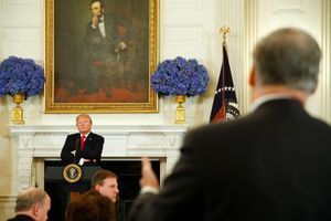 Donald Trump écoutant la remarque de Jay Inslee à la Maison-Blanche, le 26 février 2018.