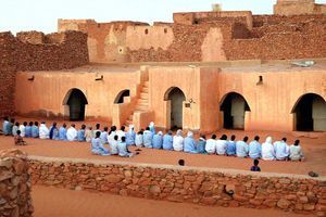Des hommes prient dans la région d'Adrar, au nord-est de la Mauritanie. (Image d'illustration)