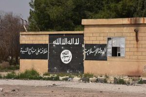Drapeau du groupe terroriste Etat islamique peint sur un mur. 