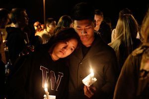 Des élèves assistent à une veillée après qu'un de leurs camarade a ouvert le feu au lycée de Marysville-Pilchuck.
