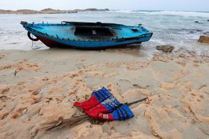 L'embarcation utilisée par des migrants, sur une plage de Sabratha, en Libye, en mars 2019.