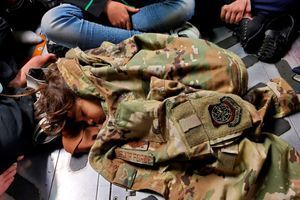 Un petit Afghan se réchauffe avec la veste d'un soldat américain. 