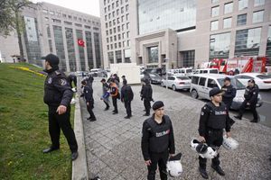 La police anti-émeute monte la garde devant le Palais de Justice à Istanbul.