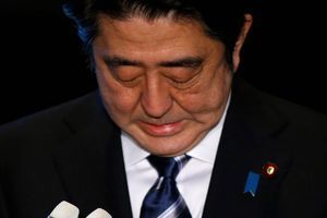 Shinzo Abe s'adresse à la presse, samedi.