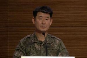 Roh Jae-cheon, porte-parole de l'état-major de l'armée de Corée du Sud, lors d'une conférence de presse durant laquelle la défection du soldat nord-coréen a été évoquée, jeudi.