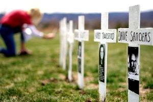 Une femme se recueille près d'un mémorial érigé en mémoire des victimes de Columbine. 