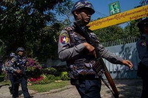 Des policiers patrouillent devant la résidence d'Aung San Suu Kyi dans la capitale birmane, Rangoun. 