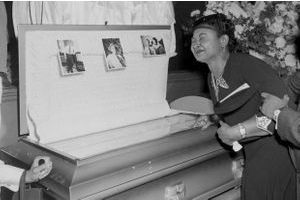 La mère d'Emmett Till pleure sur le cercueil de son fils, à la Roberts Temple Church of God in Christ.